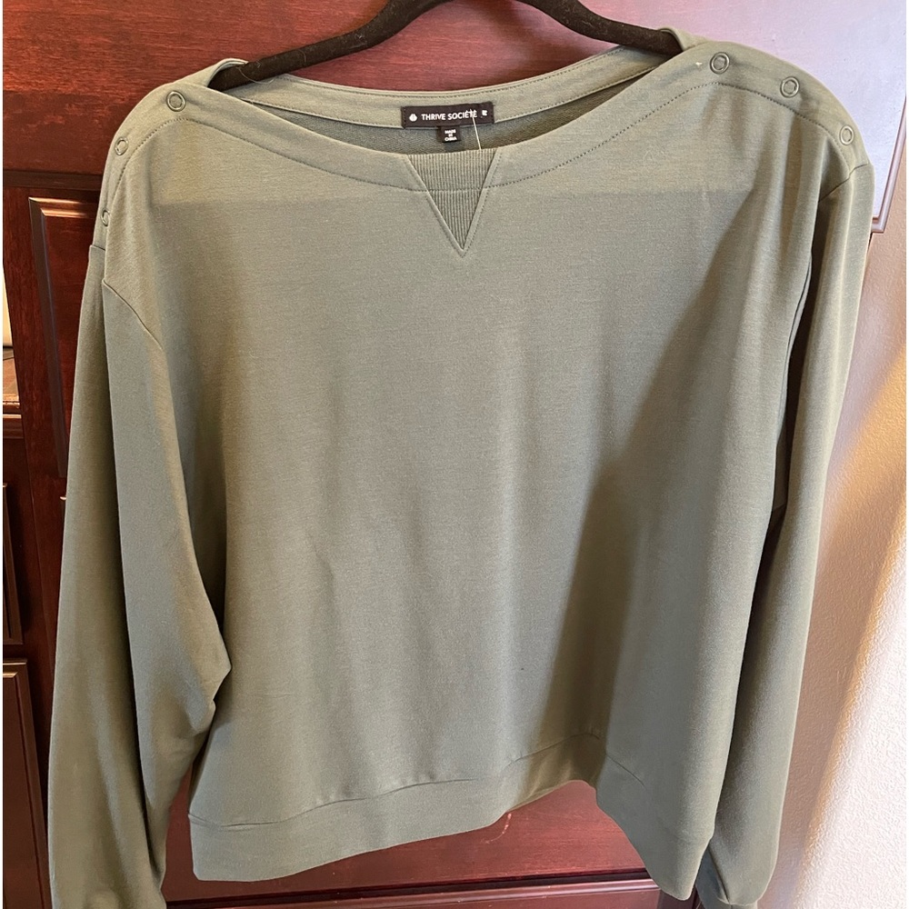 Thrive sociètè Snap Detailed light Sweatshirt. New with tags from Stitch fix.